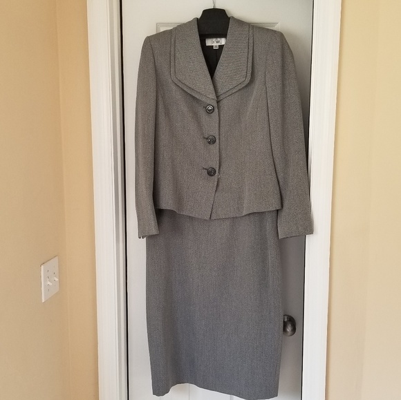 Grey suit - Picture 1 of 8